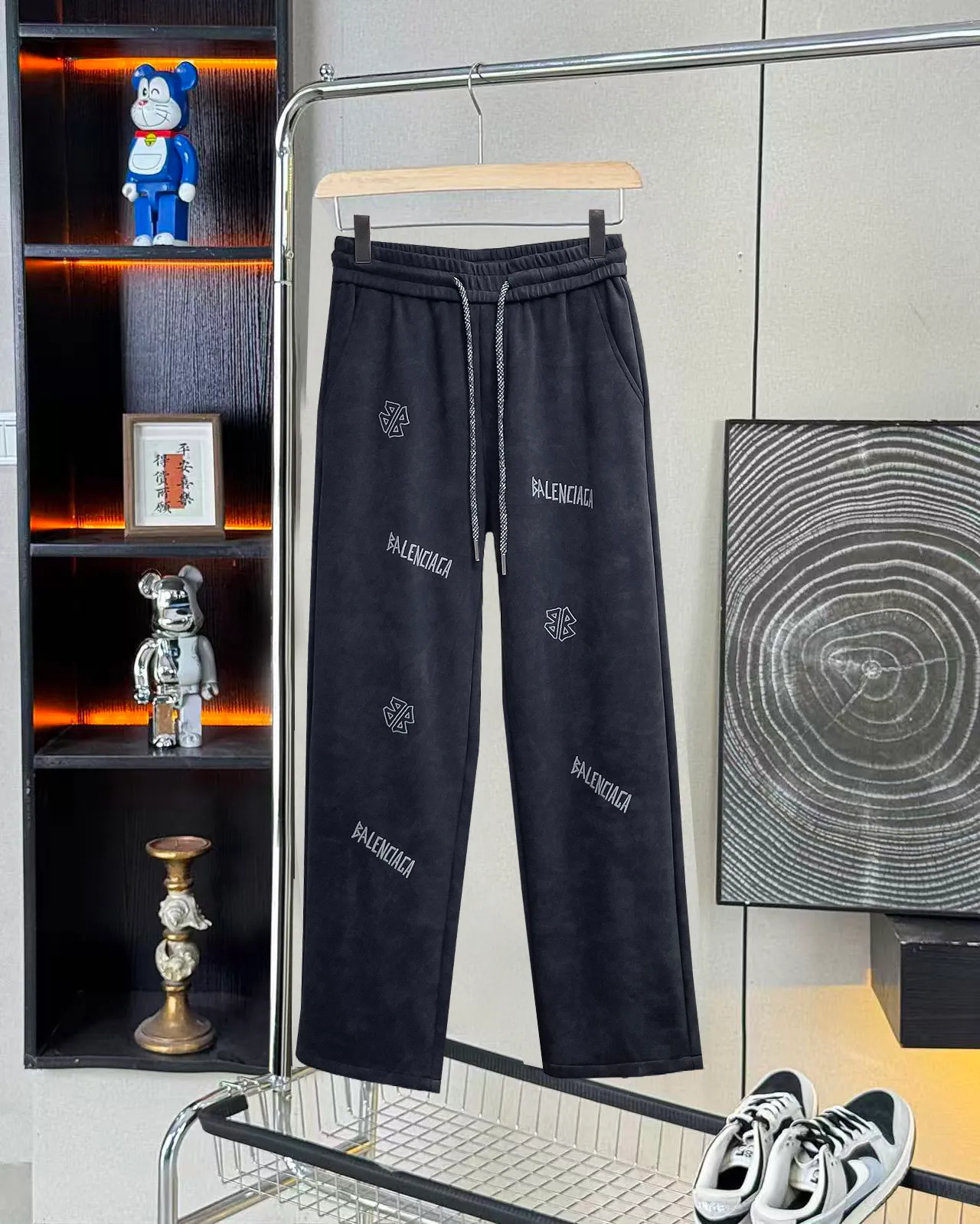 Balenciaga 🆕2026 Autumn and Winter New Arrival Casual Pants! The official website will be released simultaneously. Brand Classic LOGO casual pants, customized fabrics, excellent comfort and strong touch. Highly recognisable, perfect appearance and craftsmanship. Size:M-3XL